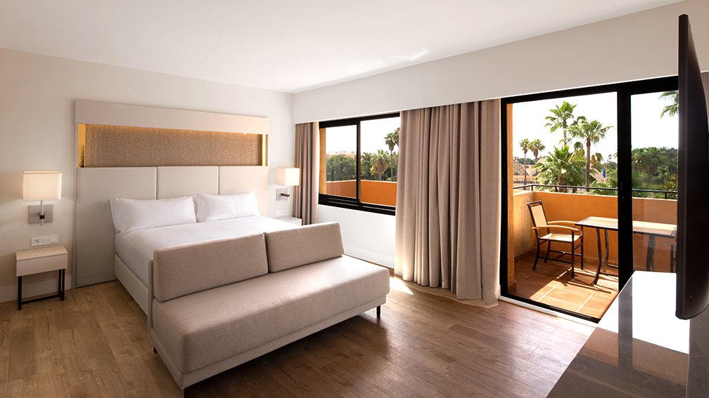 Doubletree-by-Hilton-Islantilla-Golf-Resort-Bedrooms-1